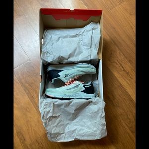 Brand New with box, Altra Torin 5, gray/coral women’s 9 wide